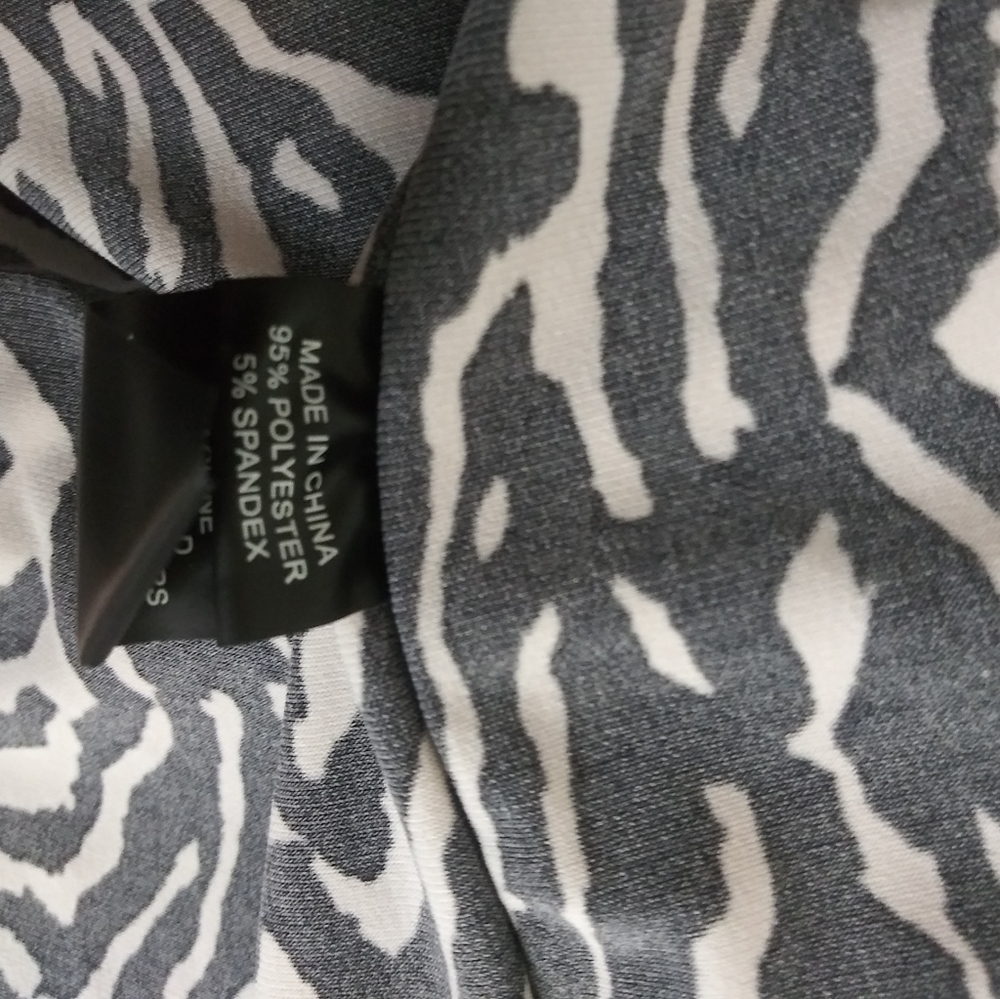 ❤️6 items for $30 sale!!❤️ Vince Camuto Animal Print Blouse - Picture 5 of 5